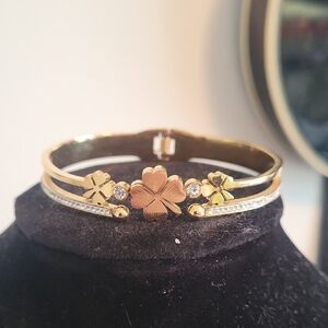 Elegant Gold Clover Bracelet